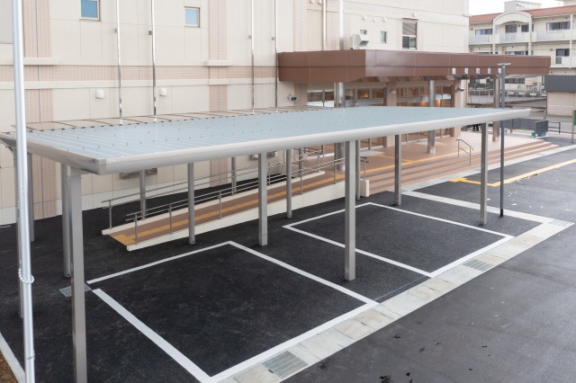 豊郷町役場思いやり駐車場外観