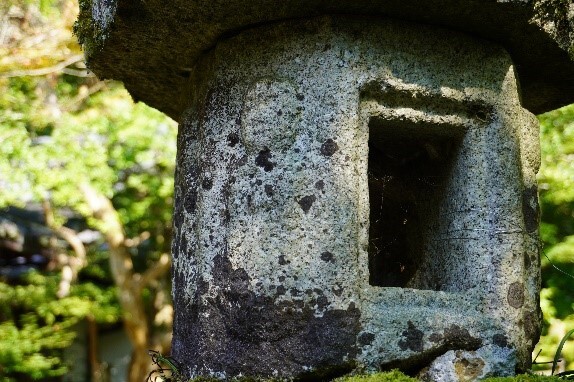 灯籠の火袋（ひふくろ）部分の仏